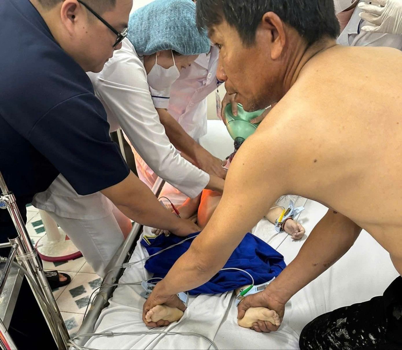 Dù được cứu nhưng cháu gái 2 tuổi đã không qua khỏi. 6a6795175988d5d68c99-4520.jpg