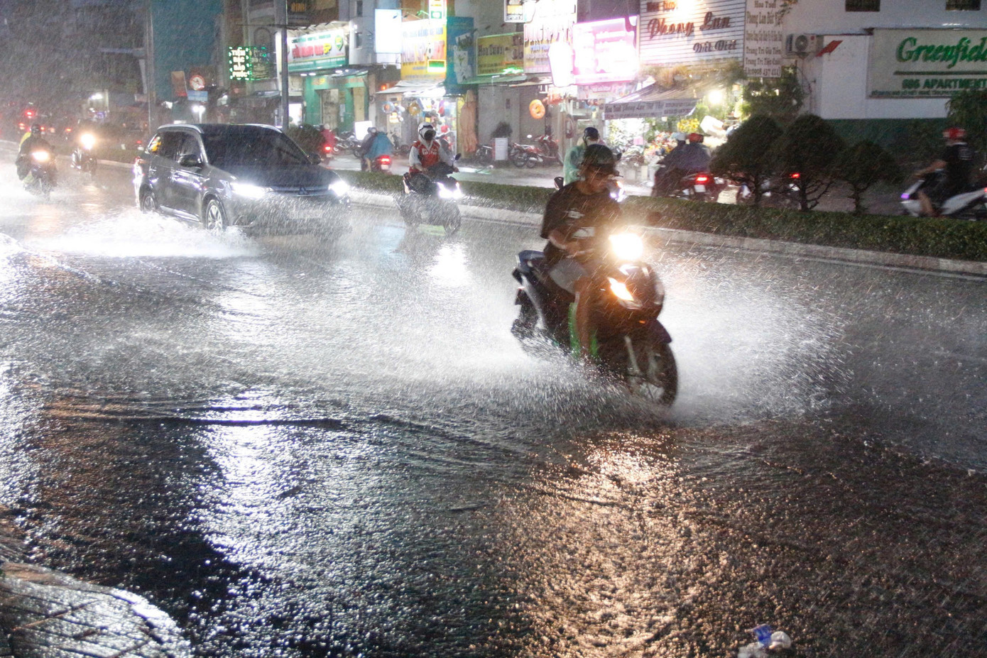 Thời tiết trên đất liền Nam Bộ (bao gồm TPHCM) tiếp tục duy trì nắng ngày, chiều tối và đêm có mưa rào, dông rải rác, cục bộ có nơi mưa vừa. 7d871f448c9707c95e86.jpg