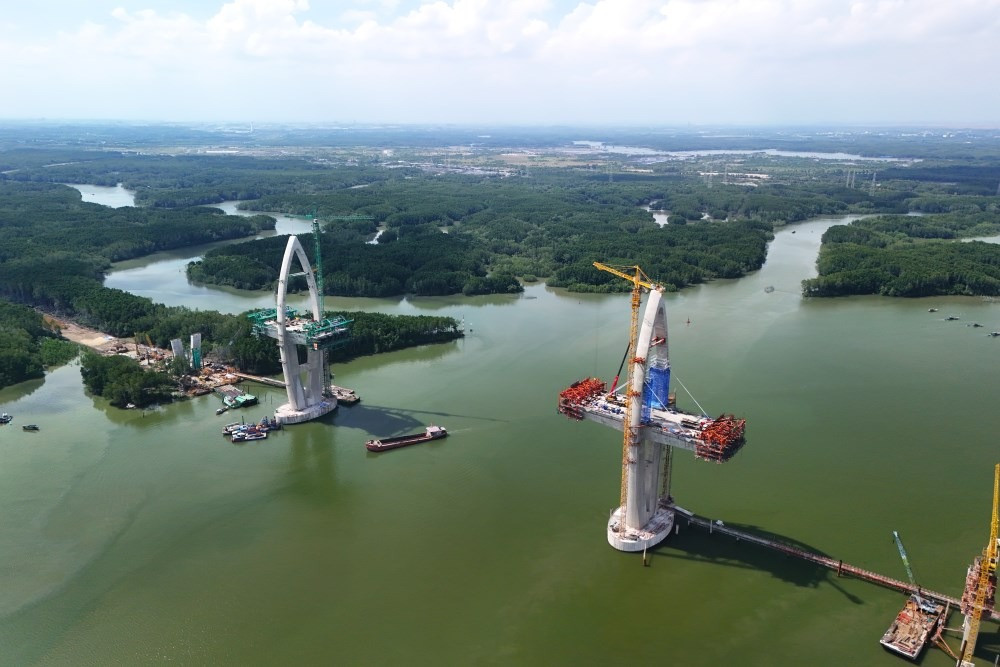 Cầu có nhịp chính dài nhất Đông Nam Á, kết nối 2 tỉnh thành giàu có của Việt Nam gặp khó khi đang nỗ lực đến ngày hợp long- Ảnh 2.