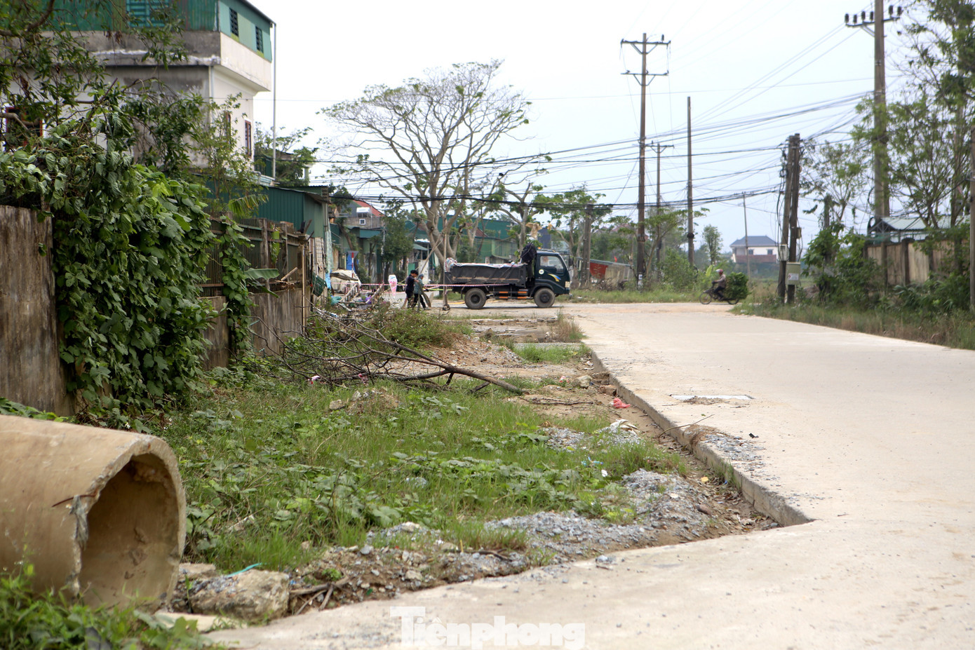 Dự án do UBND huyện Thạch Hà cũ làm chủ đầu tư (nay là Ban Quản lý dự án đầu tư xây dựng công trình Dân dụng và Hạ tầng khu vực tỉnh Hà Tĩnh làm chủ đầu tư). Dự án có tổng mức đầu tư trên 851 tỷ đồng. Trong đó, vốn vay AFD hơn 648 tỷ đồng, vốn viện trợ không hoàn lại của Liên minh châu Âu trên 25 tỷ đồng, vốn đối ứng 178 tỷ đồng. Sau hai năm thi công, đến nay nhiều hạng mục của dự án vẫn còn ngổn ngang, ảnh hưởng đến cuộc sống người dân. tp-du.jpg