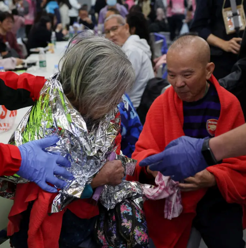 Chùm ảnh 'biển lửa’ kinh hoàng trong thảm kịch cháy chung cư ở Hồng Kông - ảnh 15