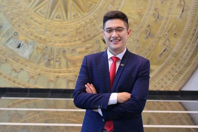 Nam MC trẻ nhất dẫn Thời sự 19h VTV: Có 2 bằng đại học trường danh tiếng, từng làm liên lạc viên tháp tùng Bộ trưởng - ảnh 1