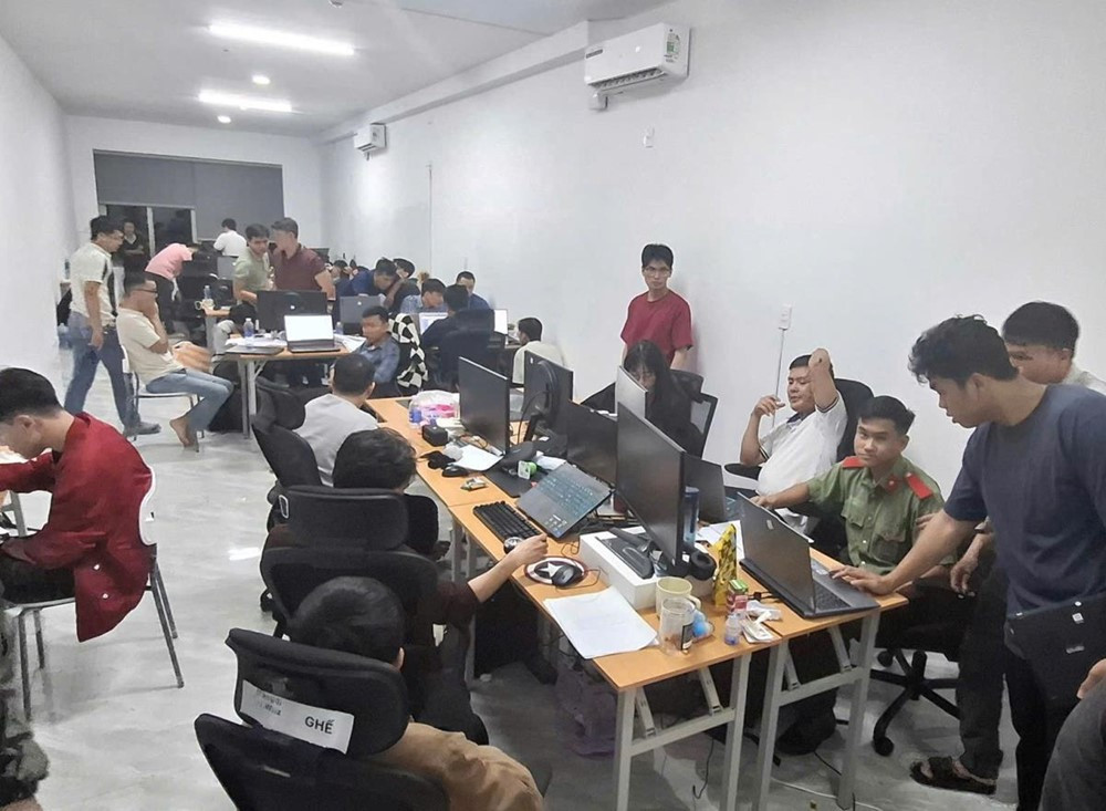 Đột kích 'công ty công nghệ', công an khởi tố 63 lập trình viên, tịch thu 60 laptop, 2 ô tô và 1,2 tỷ đồng tiền mặt - ảnh 1