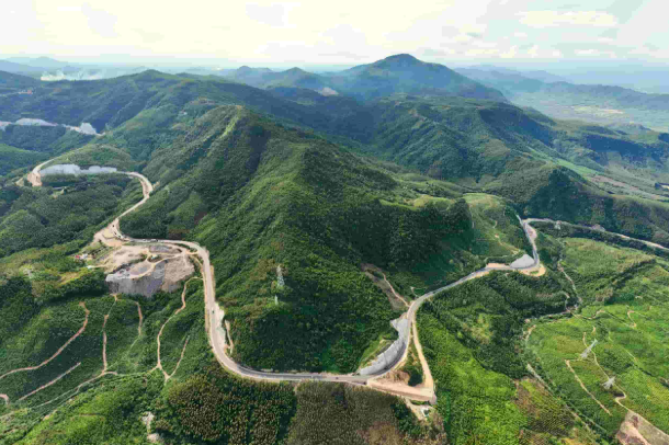 Sắp khởi công cao tốc gần 44.000 tỷ băng qua 2 con đèo hiểm trở chạy dọc tỉnh lớn thứ 2 Việt Nam- Ảnh 1.