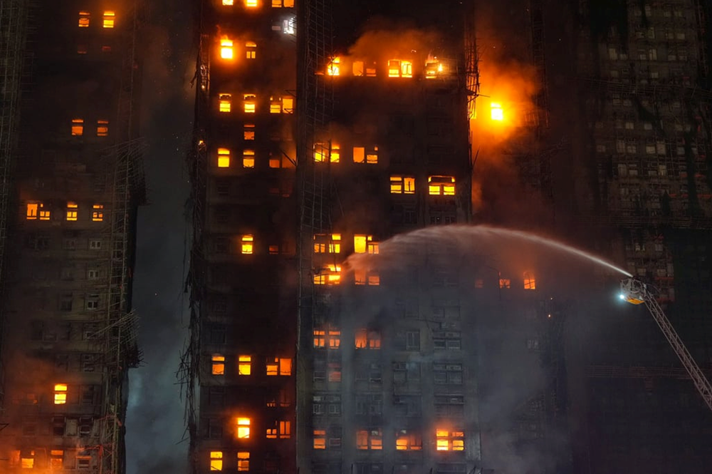 Chùm ảnh 'biển lửa’ kinh hoàng trong thảm kịch cháy chung cư ở Hồng Kông - ảnh 9