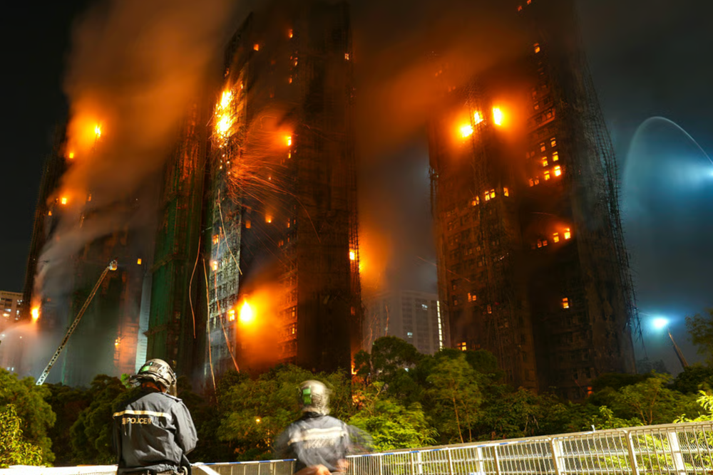 Vụ cháy 3 tòa nhà cao tầng ở Hồng Kông: 44 người chết, hơn 300 người mất tích - ảnh 1