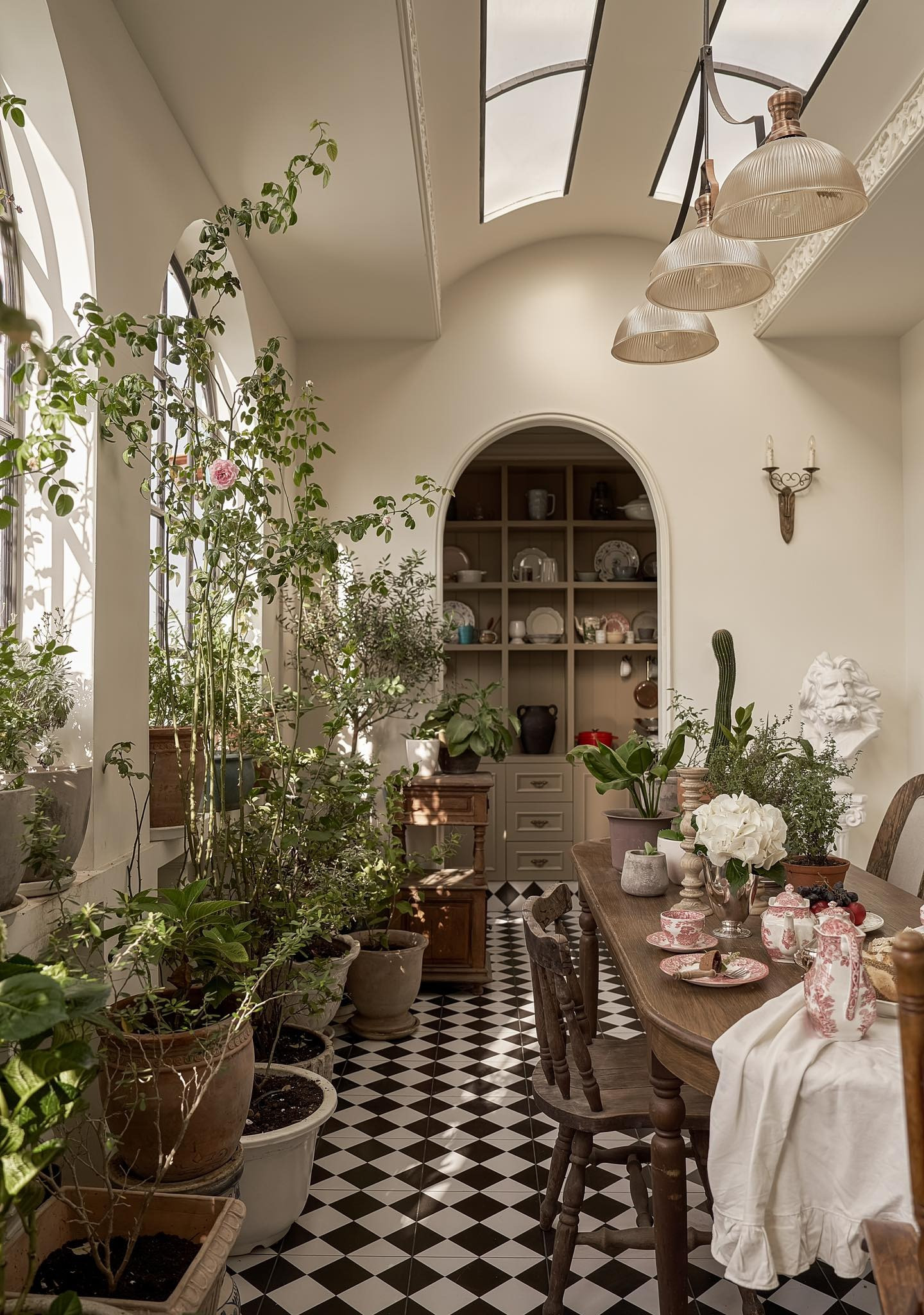 Ngôi nhà hơn 20 năm tuổi ‘lột xác’ ngoạn mục: Từ kiến trúc lệch tầng cũ kỹ thành không gian châu Âu trắng tinh giản- Ảnh 5.