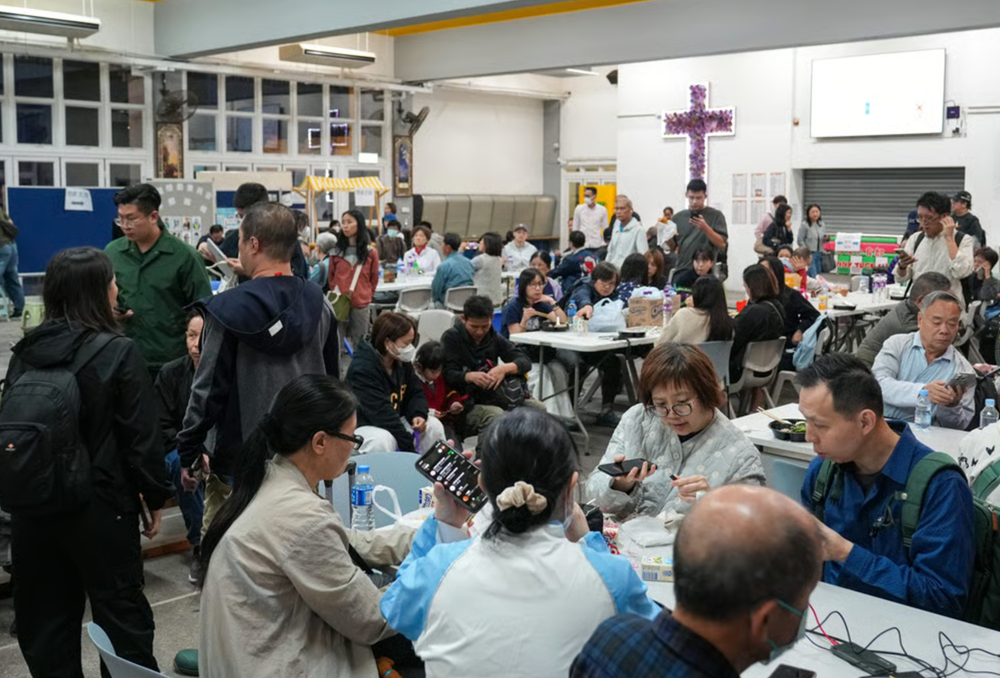 Vụ cháy 3 tòa nhà cao tầng ở Hồng Kông: 44 người chết, hơn 300 người mất tích - ảnh 3