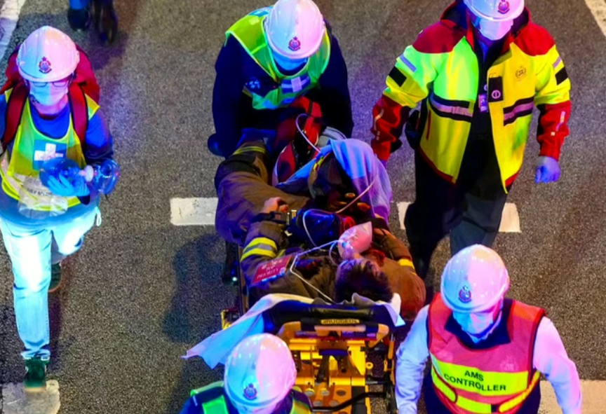 Chùm ảnh 'biển lửa’ kinh hoàng trong thảm kịch cháy chung cư ở Hồng Kông - ảnh 16