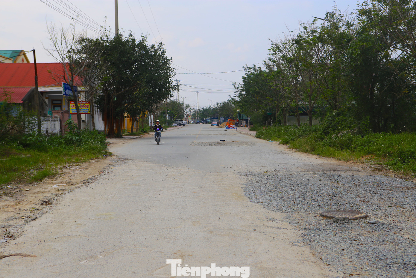 Tiểu dự án đầu tư xây dựng công trình Cải thiện cơ sở hạ tầng đô thị Thạch Hà được UBND tỉnh Hà Tĩnh phê duyệt vào tháng 8/2020. Công trình này thuộc Dự án cải thiện cơ sở hạ tầng đô thị nhằm giảm thiểu tác động của biến đổi khí hậu cho 4 tỉnh ven biển Bắc Trung Bộ. (Trong ảnh là tuyến đường tại xã Thạch Hà nằm trong dự án đang được nhà thầu thực hiện). tp-09876.jpg