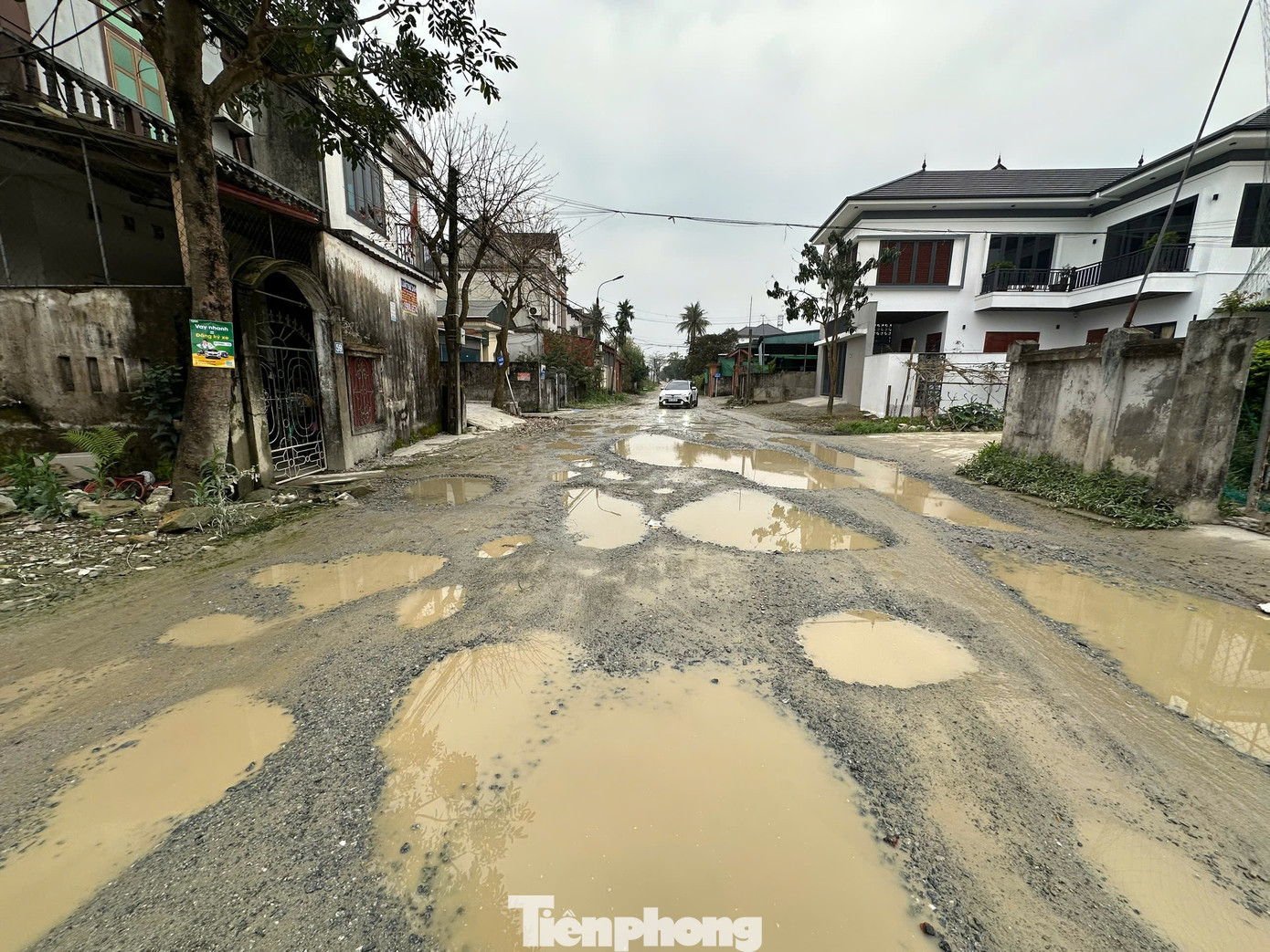 Lãnh đạo UBND xã Thạch Hà cho biết, thời gian qua người dân phản ánh rất nhiều về tình trạng thi công chậm chạp của dự án. Dù một số gói thầu đã được giải phóng mặt bằng xong, nhà thầu vẫn không triển khai thi công, khiến tiến độ toàn dự án bị kéo dài. Theo lãnh đạo xã, môi trường khu vực thi công bị ảnh hưởng, nhiều vị trí tiềm ẩn nguy cơ mất an toàn giao thông. tp-jajkssks.jpg