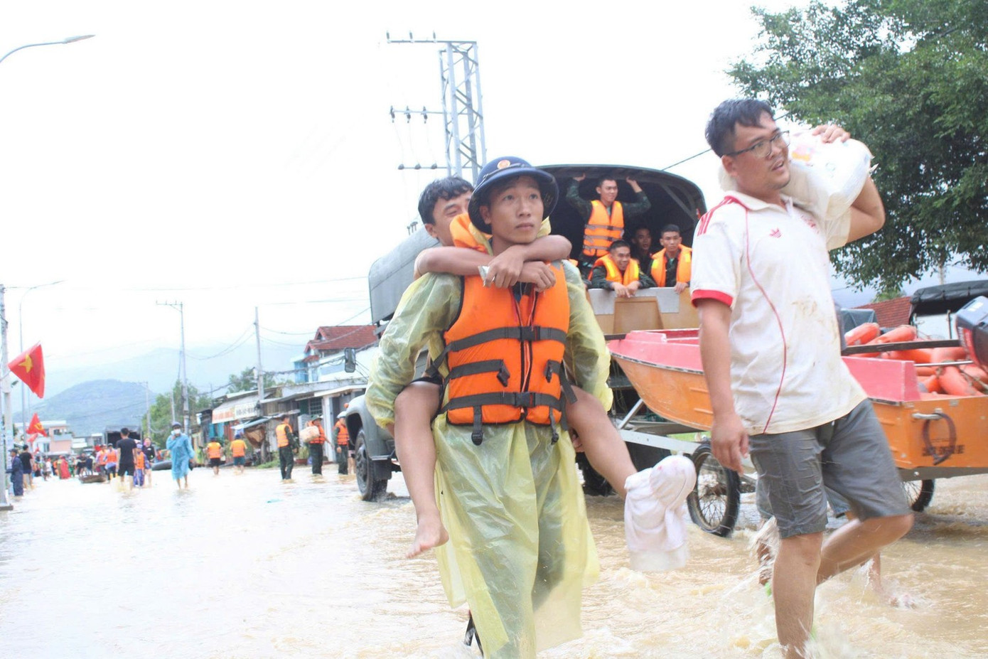 Các đơn vị Hải quân giúp đồng bào miền Trung tái thiết cuộc sống. Ảnh: Nguyễn Minh 2711mt.jpg