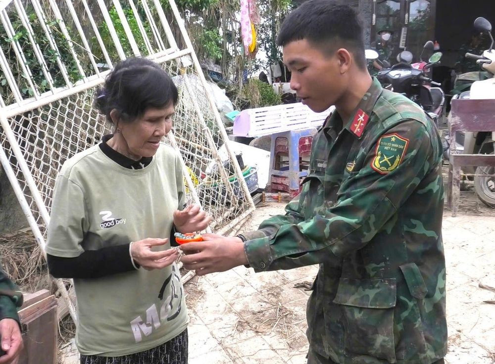 Nhặt được ‘gia tài’ tiền, vàng của bà lão 70 tuổi vùi dưới lớp bùn sau mưa lũ - ảnh 1