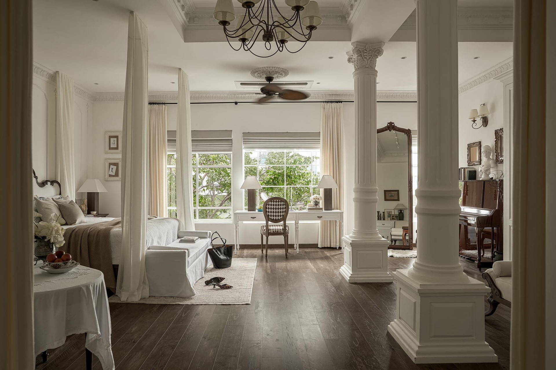 Ngôi nhà hơn 20 năm tuổi ‘lột xác’ ngoạn mục: Từ kiến trúc lệch tầng cũ kỹ thành không gian châu Âu trắng tinh giản- Ảnh 8.