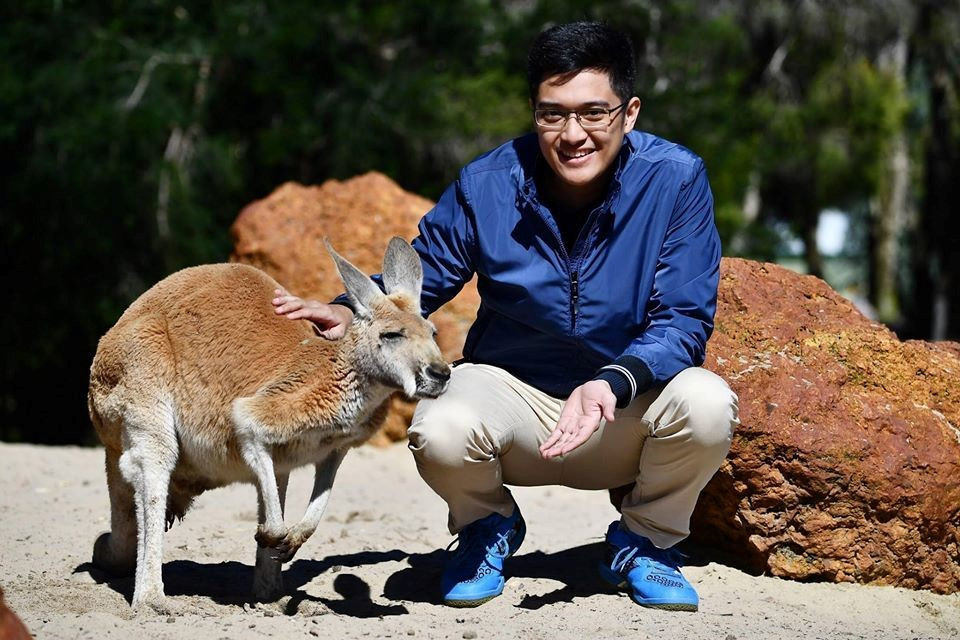 Nam MC trẻ nhất dẫn Thời sự 19h VTV: Có 2 bằng đại học trường danh tiếng, từng làm liên lạc viên tháp tùng Bộ trưởng - ảnh 2