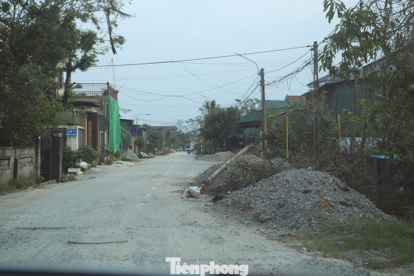 “Nhà thầu thi công ì ạch. Địa phương chỉ có thể liên tục kiến nghị, đôn đốc đơn vị thi công sớm triển khai để đảm bảo tiến độ. Công tác giải phóng mặt bằng về cơ bản đã hoàn thành, nhiều hạng mục đã bàn giao 100% nhưng nhà thầu không chú tâm làm. Vì thế việc vướng mặt bằng không phải là nguyên nhân khiến dự án chậm tiến độ tp-jhfdkk.jpg