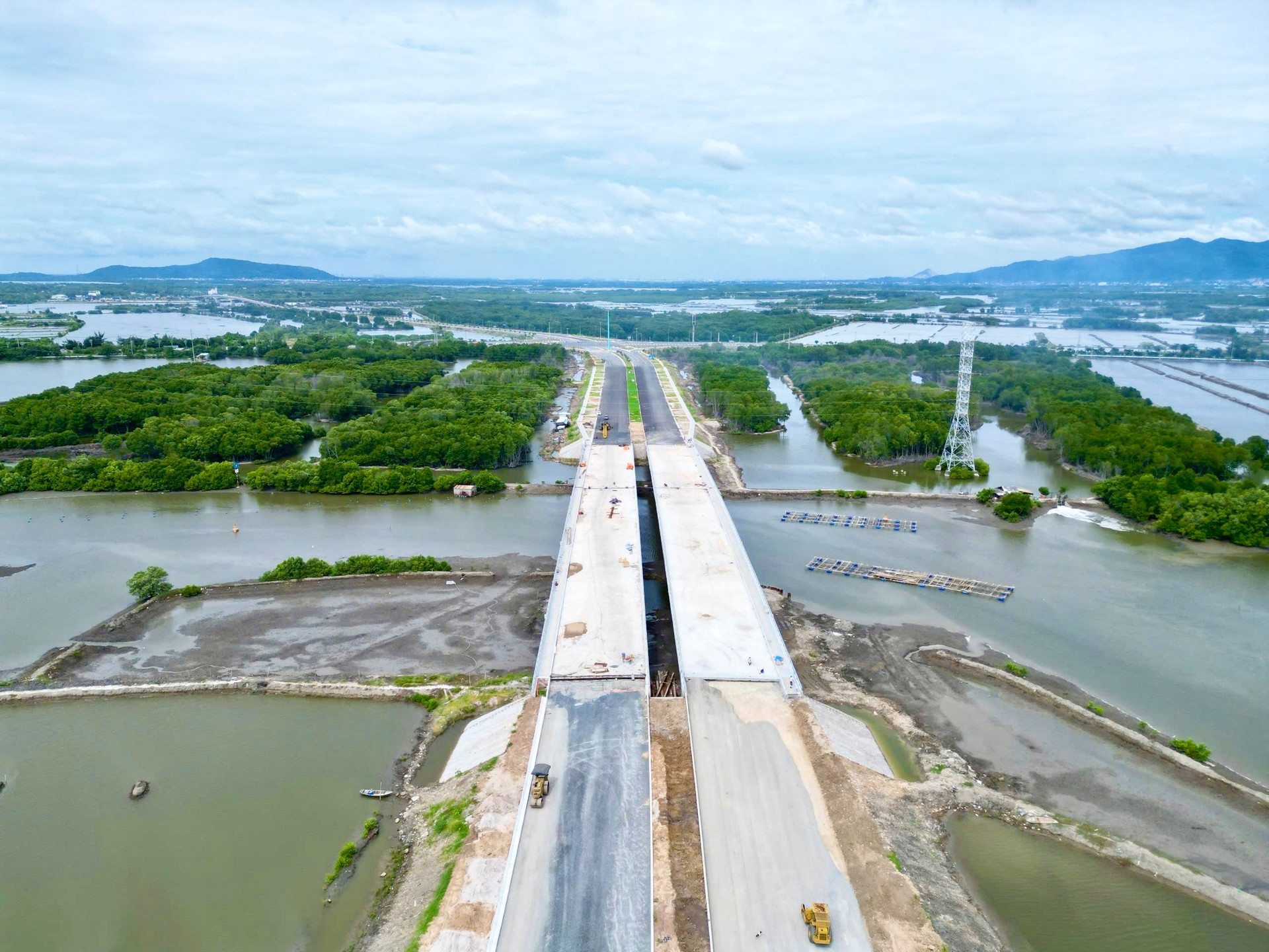 Tuyến đường ven biển 7.000 tỷ kết nối TP. HCM với tỉnh rộng nhất Việt Nam tín hiệu tích cực sau hơn 2 năm khởi công- Ảnh 2. Tuyến đường ven biển 7.000 tỷ kết nối TP. HCM với tỉnh rộng nhất Việt Nam tín hiệu tích cực sau hơn 2 năm khởi công- Ảnh 2.