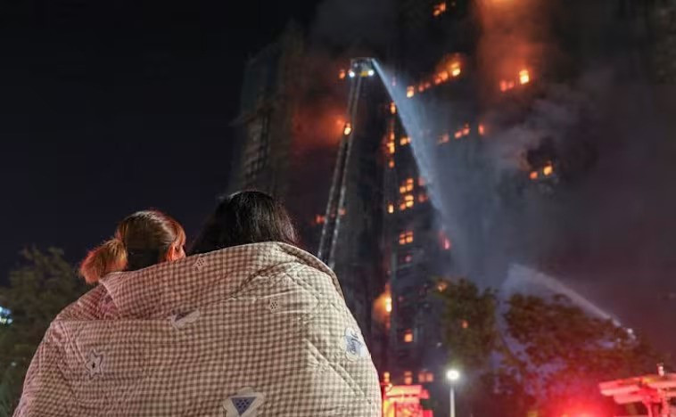 Ngọn lửa cuốn trôi 2.000 tổ ấm, chen chúc chờ tin người thân dưới đêm lạnh: Chen chúc chờ tin người thân dưới đêm lạnh: Hơn 250 người mất tích sau vụ cháy ‘không thể nói thành lời’ ở Hồng Kông - ảnh 2