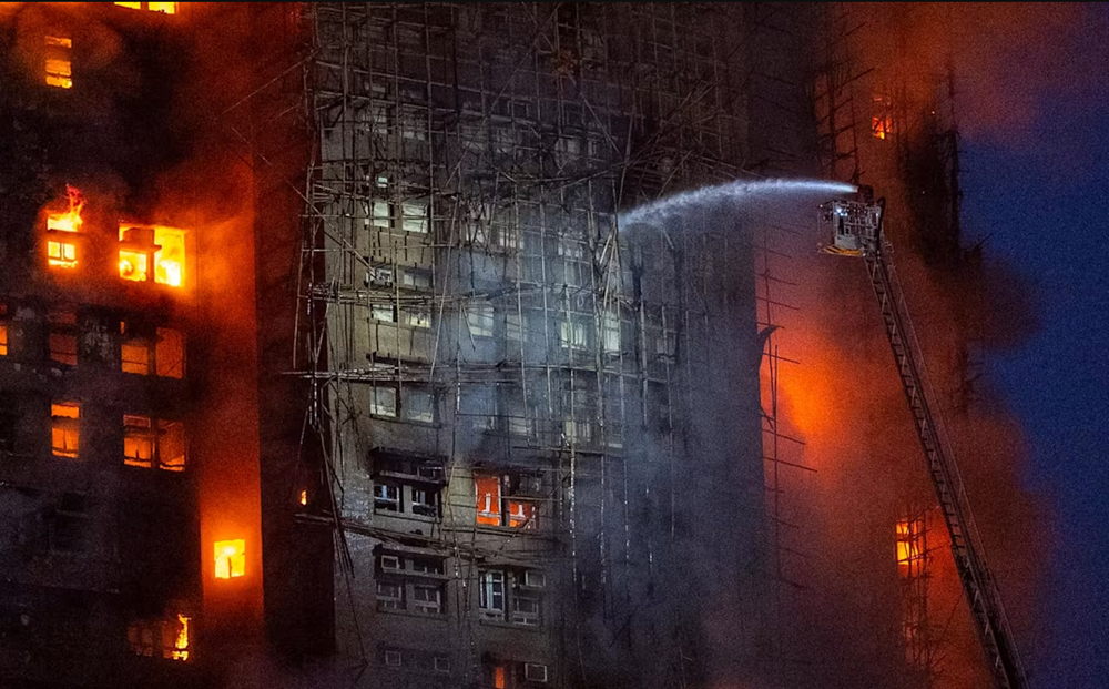 Ngọn lửa cuốn trôi 2.000 tổ ấm, chen chúc chờ tin người thân dưới đêm lạnh: Chen chúc chờ tin người thân dưới đêm lạnh: Hơn 250 người mất tích sau vụ cháy ‘không thể nói thành lời’ ở Hồng Kông - ảnh 1