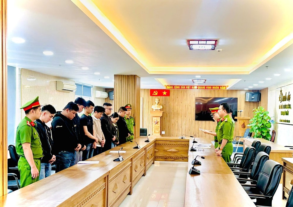 Phong tỏa 1.000 tài khoản, bắt 33 người, thu giữ 100 tỷ, kê biên 2 thửa đất trong đường dây lừa đảo 67.000 tỷ - ảnh 1