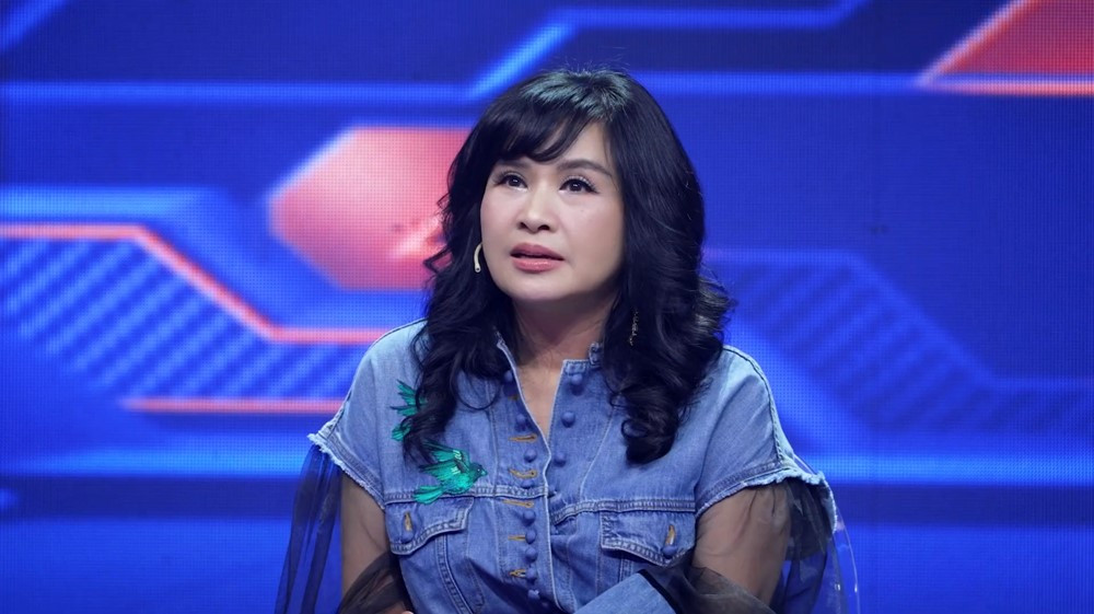 Nữ NSND có giọng hát ‘vang như chuông chùa’, từng bị bạn trai gắn định vị để theo dõi, nay hạnh phúc bên chồng thứ 3 là bác sĩ - ảnh 1