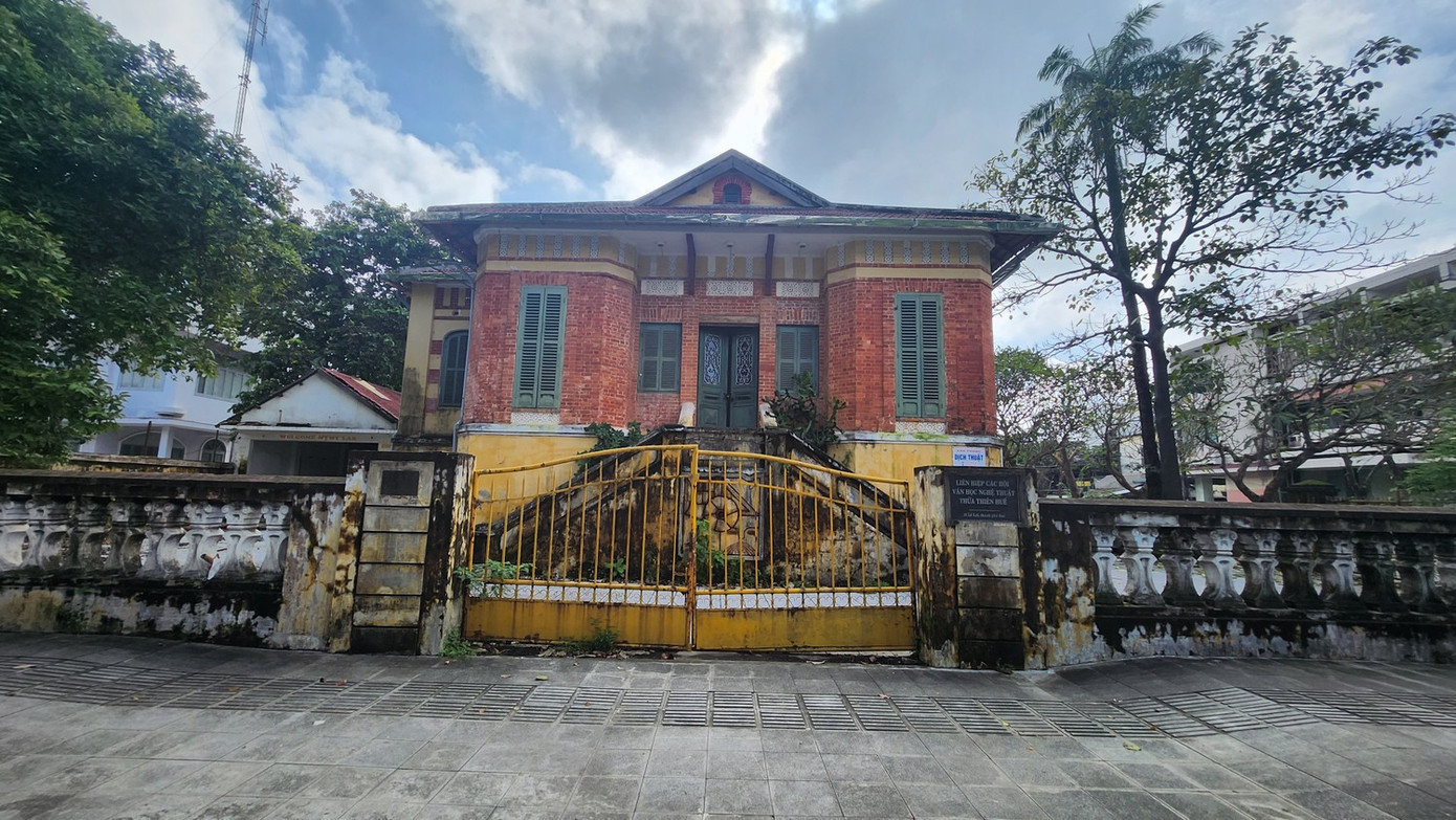 Biệt thự Pháp cổ tại số 26 Lê Lợi (Huế) có tuổi đời hơn 100 năm từng được UBND TP Huế (cũ) đề xuất phương án di dời sang vị trí mới. Ảnh: Ngọc Văn biet-thu-phap-co-1.jpg