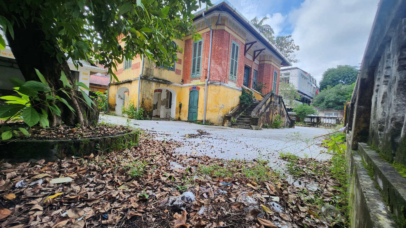 Sau nhiều năm bị bỏ hoang, công trình cổ ngày càng xuống cấp. Ảnh: Ngọc Văn biet-thu-phap-co-2.jpg