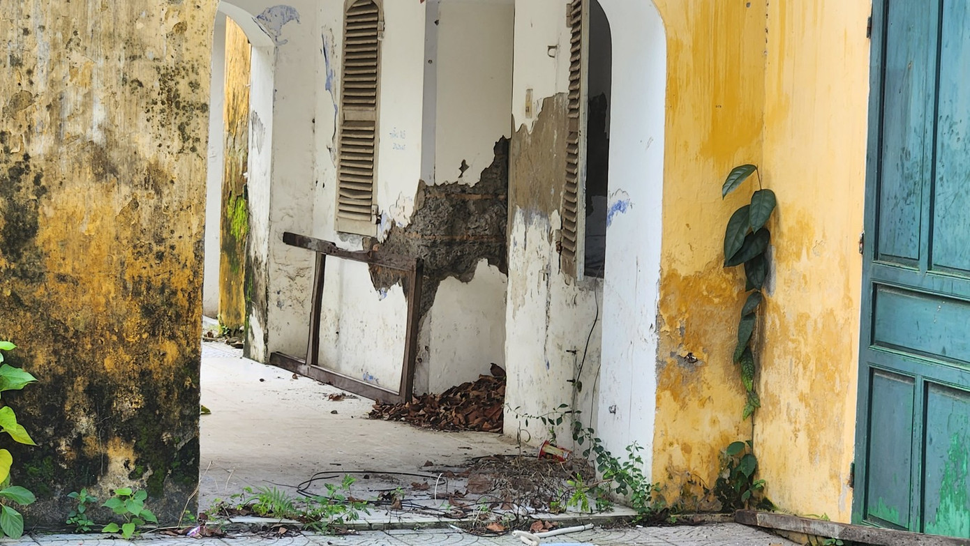 Các vết nứt, vỡ trên bức tường chính của công trình. Ảnh: Ngọc Văn biet-thu-phap-co-3.jpg