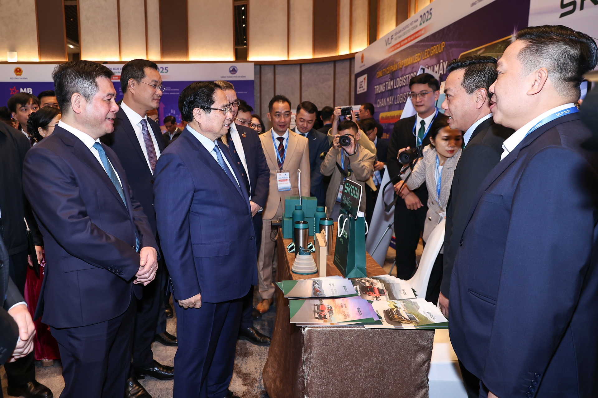 Thủ tướng Phạm Minh Chính dự Diễn đàn Logistics Việt Nam 2025- Ảnh 3. Thủ tướng Phạm Minh Chính dự Diễn đàn Logistics Việt Nam 2025- Ảnh 3.