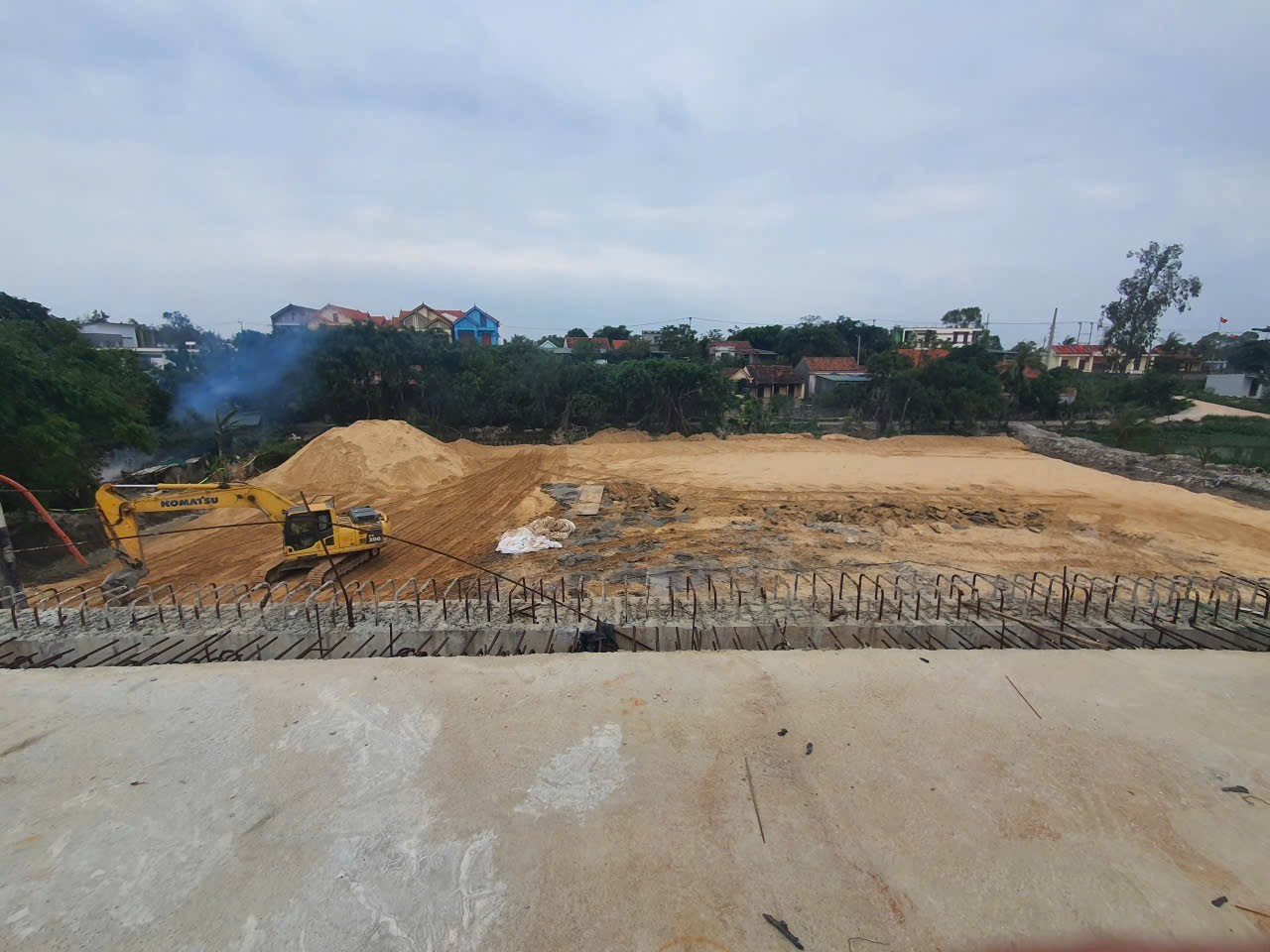 Đường hai đầu cầu, đặc biệt phía phường Đồng Hới đang vướng mặt bằng. img-5150.jpg