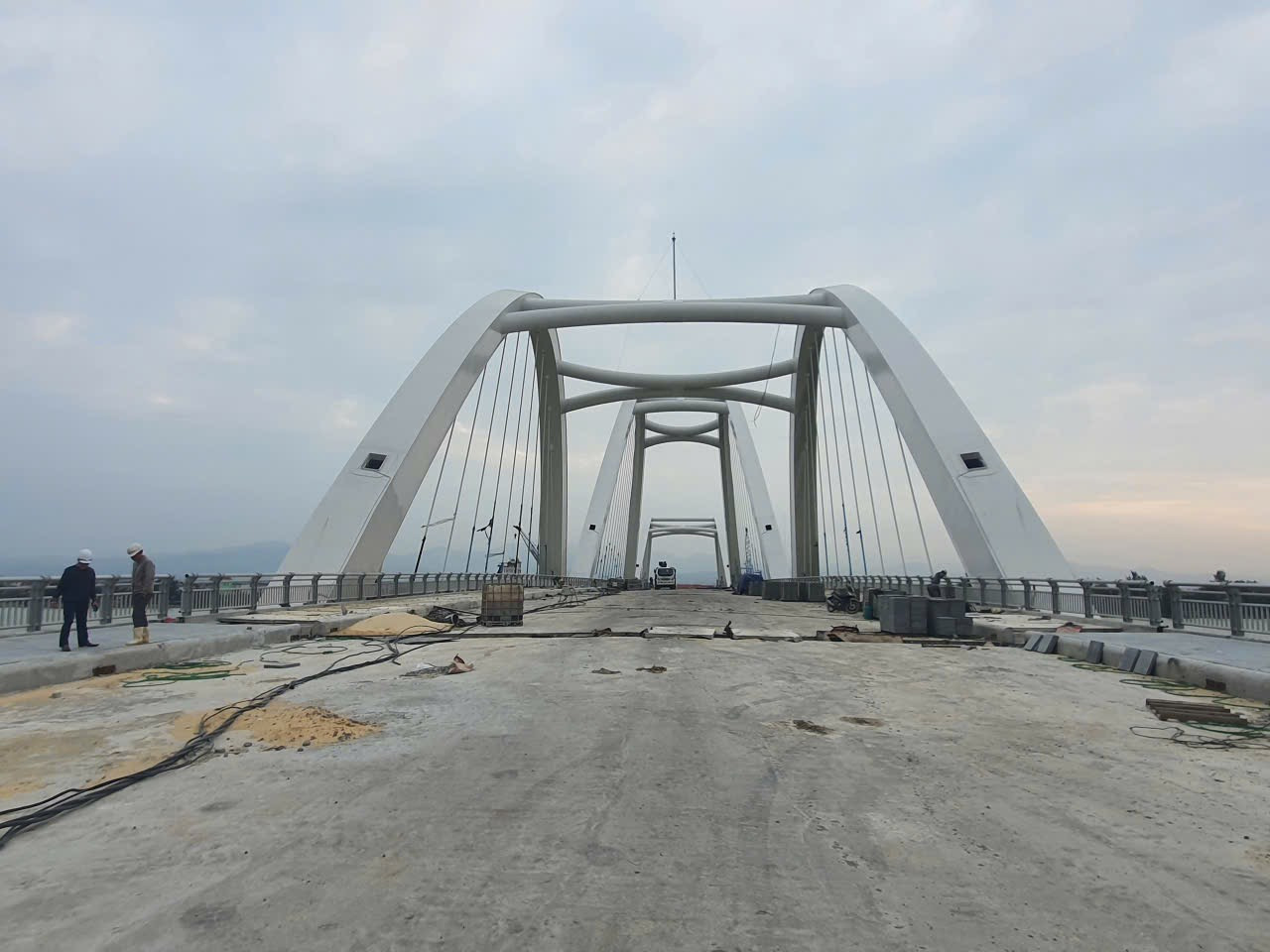 Phần cầu bắc qua sông Nhật Lệ cơ bản hoàn thành, chỉ còn một vài hạng mục phụ. img-5153.jpg