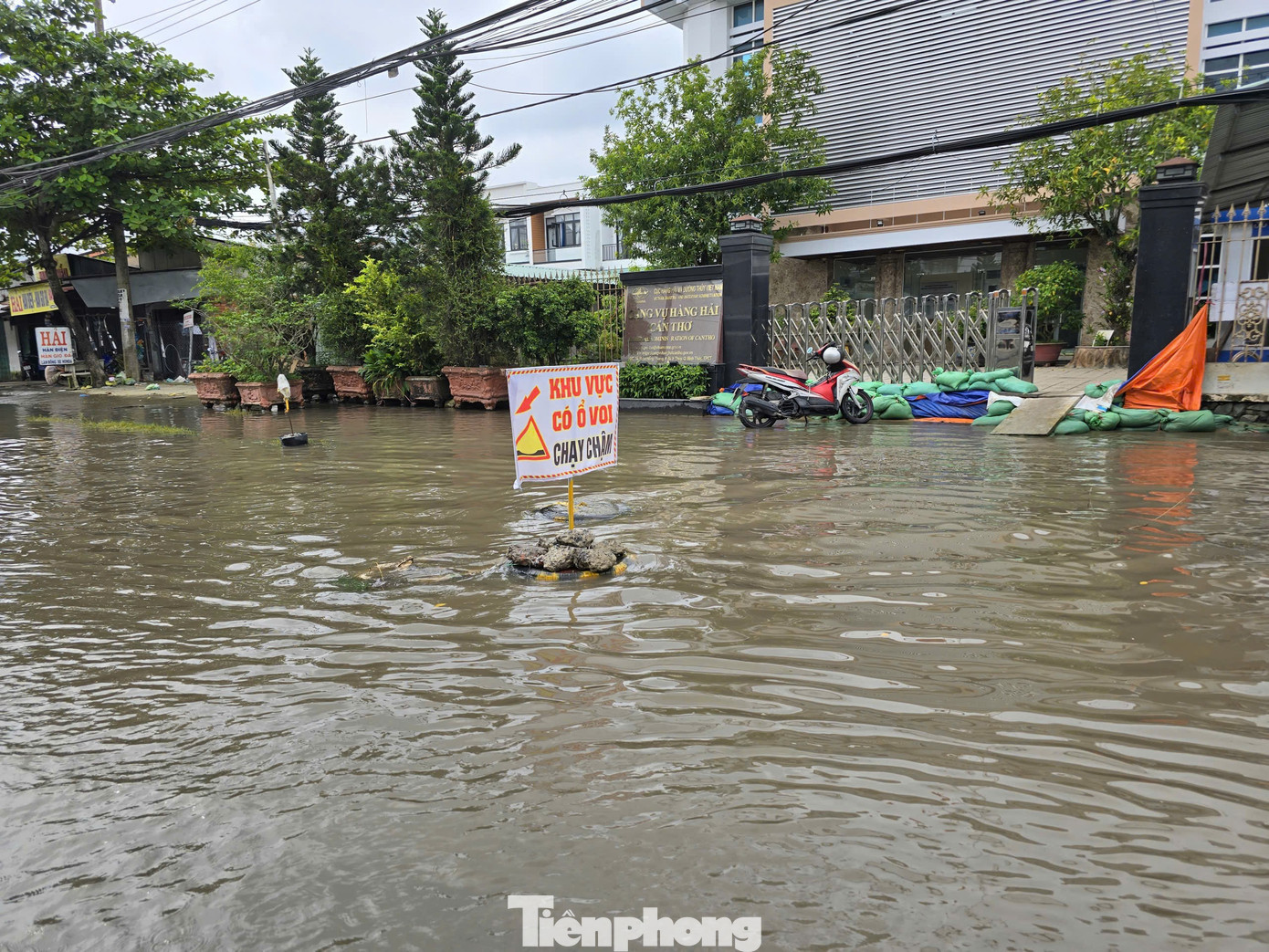 Một đoạn ngập sâu trên đường Lê Hồng Phong (phường Bình Thủy) trong các đợt triều cường vừa qua. tp-ct3.jpg