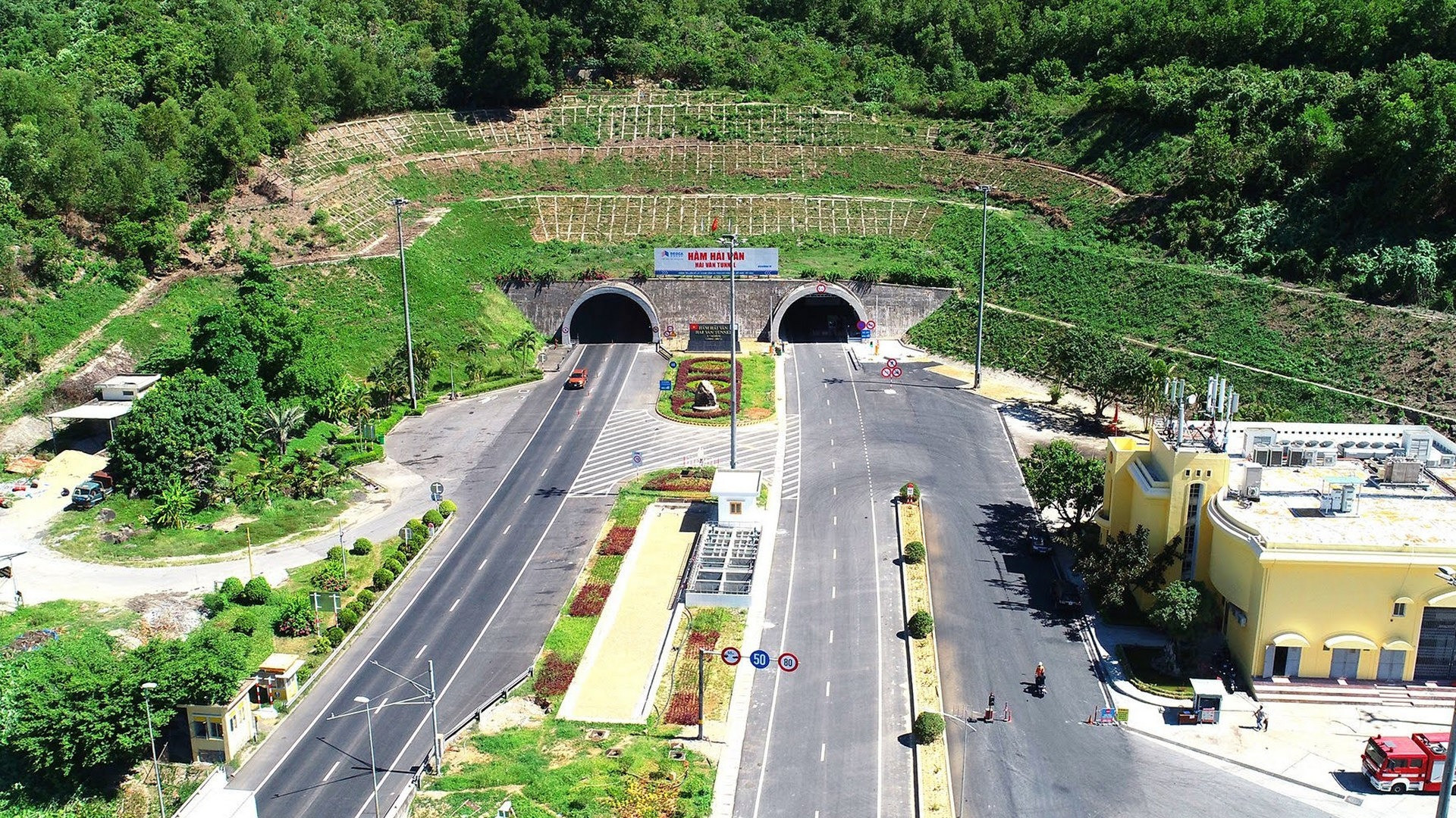 Đây là hầm đường bộ xuyên núi dài nhất Đông Nam Á tại Việt Nam suốt 2 thập niên: Do 'vua hầm' Đèo Cả xây dựng, xóa bỏ 'góc cua tử thần' ám ảnh- Ảnh 4. Đây là hầm đường bộ xuyên núi dài nhất Đông Nam Á tại Việt Nam suốt 2 thập niên: Do 'vua hầm' Đèo Cả xây dựng, xóa bỏ 'góc cua tử thần' ám ảnh- Ảnh 4.