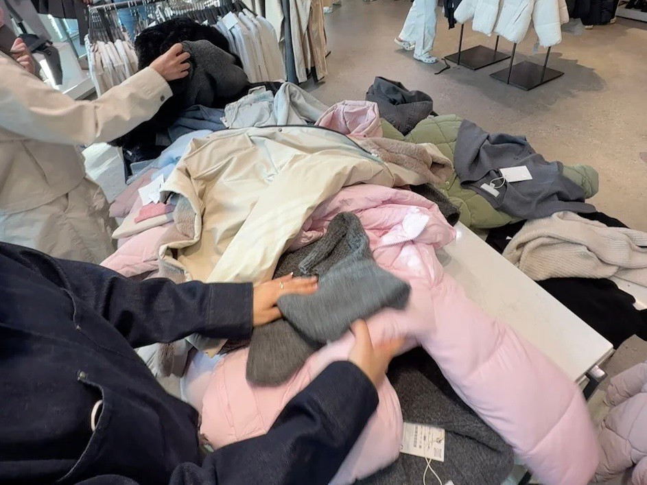 Quầy hàng sale lộn xộn khi các sản phẩm liên tục được chuyền qua tay nhiều lượt khách, sắp xếp không còn phân theo mẫu mã, size như mặc định. z7276578806882-0dd1d0fd389e7b14885623f52f6cd998.jpg