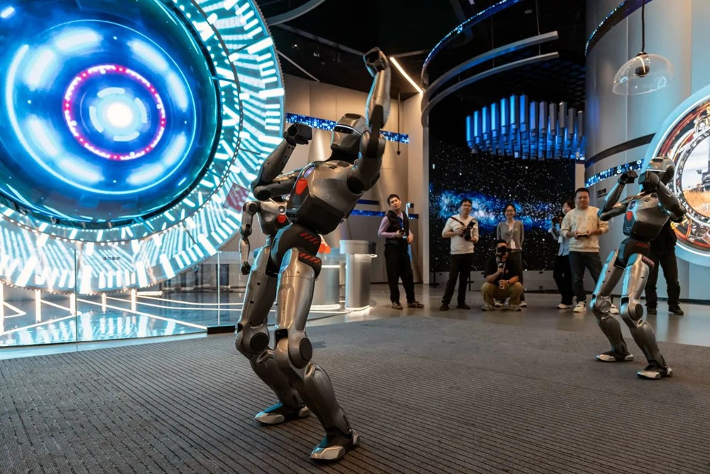 Trung Quốc cảnh báo bong bóng robot hình người: Đua nhau rót vốn, hàng trăm mẫu giống hệt nhau ra đời - ảnh 1