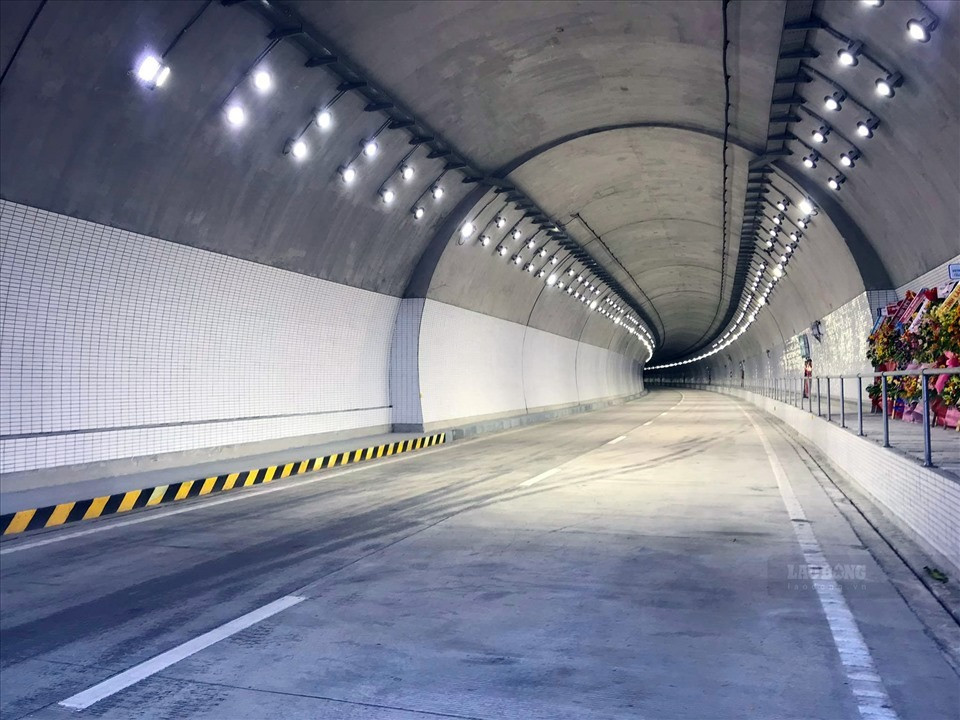 Đây là hầm đường bộ xuyên núi dài nhất Đông Nam Á tại Việt Nam suốt 2 thập niên: Do 'vua hầm' Đèo Cả xây dựng, xóa bỏ 'góc cua tử thần' ám ảnh- Ảnh 3. Đây là hầm đường bộ xuyên núi dài nhất Đông Nam Á tại Việt Nam suốt 2 thập niên: Do 'vua hầm' Đèo Cả xây dựng, xóa bỏ 'góc cua tử thần' ám ảnh- Ảnh 3.