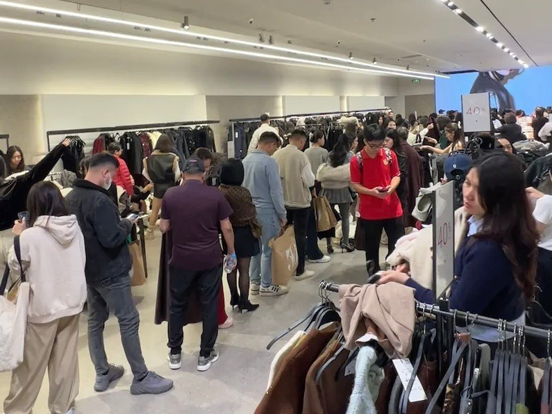 Hàng dài xếp hàng chờ thanh toán tại gian hàng trong trung tâm thương mại. z7276578792001-db72488e969cbeb08369e870a75d81e0.jpg