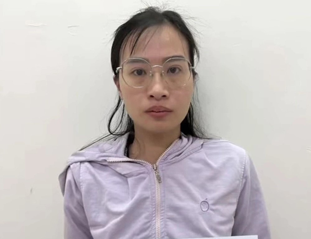 Bắt quản lý nhà hàng SN 1997, nhặt thẻ tín dụng của khách để mua iPhone