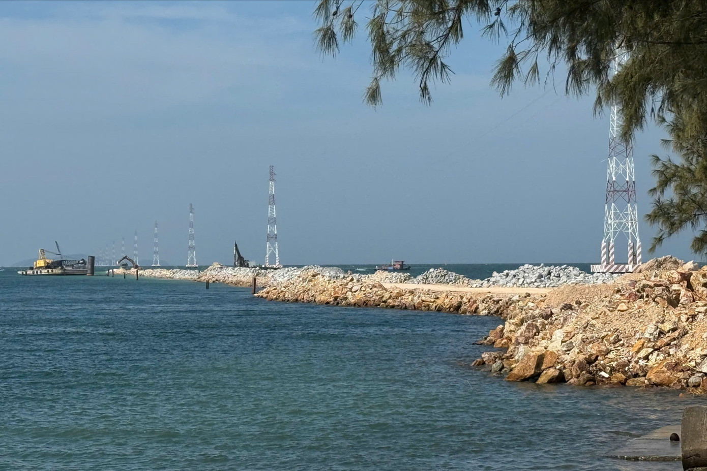 Đường điện từ Hà Tiên ra Phú Quốc. z7268239007326-45d05b63404a8bb95822d74edeee8397-9693.jpg