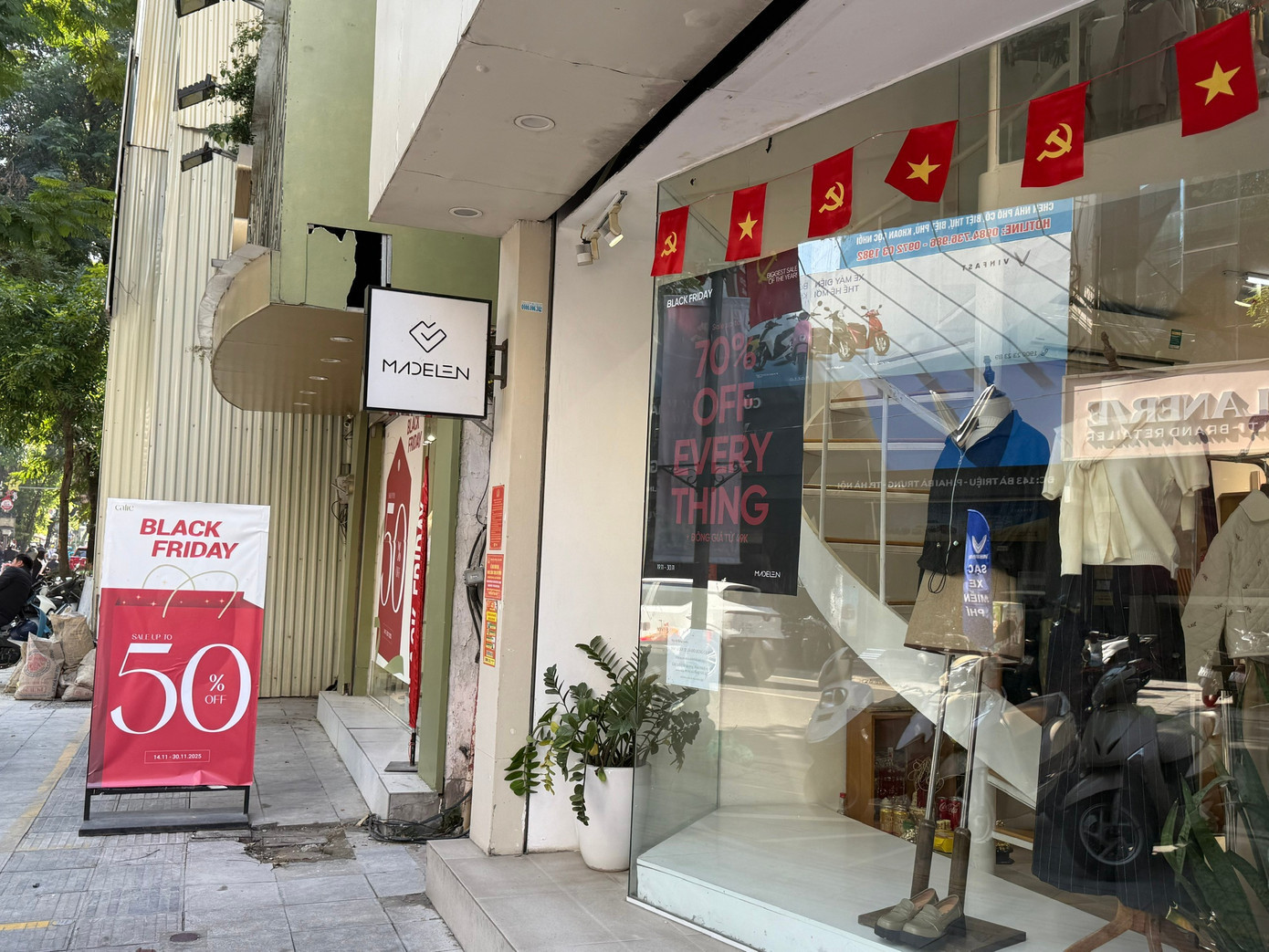 Cửa hàng mặt phố trên tuyến phố thời trang nổi tiếng ở Hà Nội tương đối vắng vẻ. z7267405990564-7a3f33c292bb775347a574adf50ce6e9.jpg