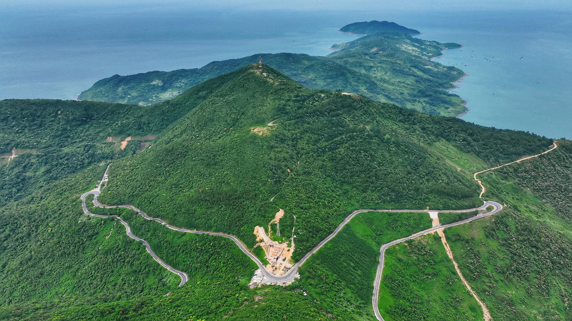 Đây là hầm đường bộ xuyên núi dài nhất Đông Nam Á tại Việt Nam suốt 2 thập niên: Do 'vua hầm' Đèo Cả xây dựng, xóa bỏ 'góc cua tử thần' ám ảnh- Ảnh 2. Đây là hầm đường bộ xuyên núi dài nhất Đông Nam Á tại Việt Nam suốt 2 thập niên: Do 'vua hầm' Đèo Cả xây dựng, xóa bỏ 'góc cua tử thần' ám ảnh- Ảnh 2.