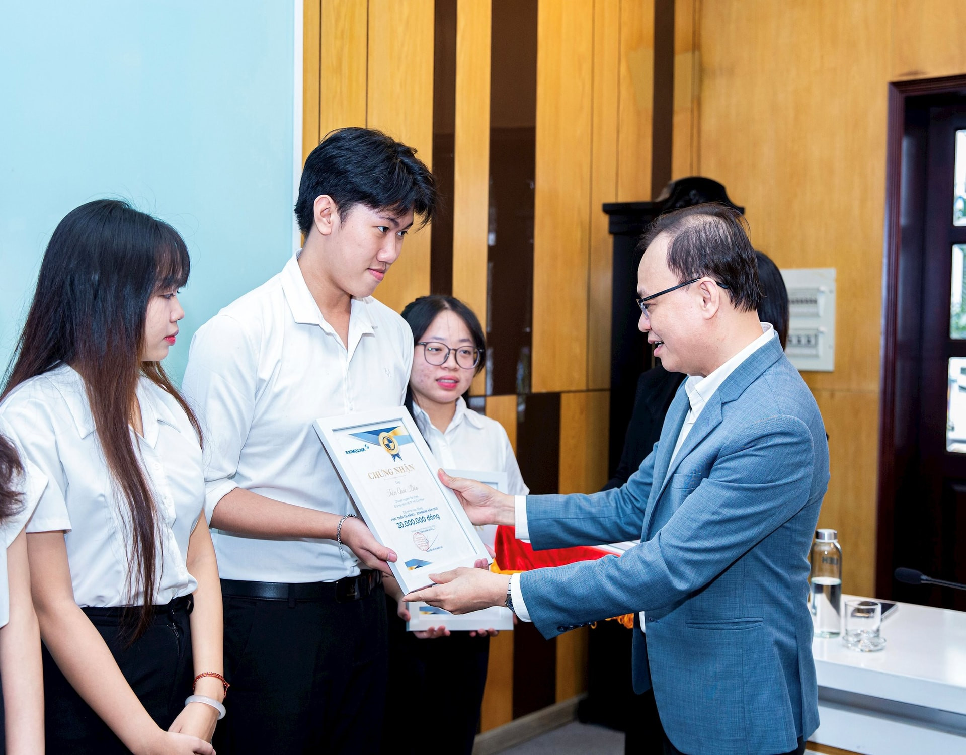 Trao hoc bong UEH 2025 (5)