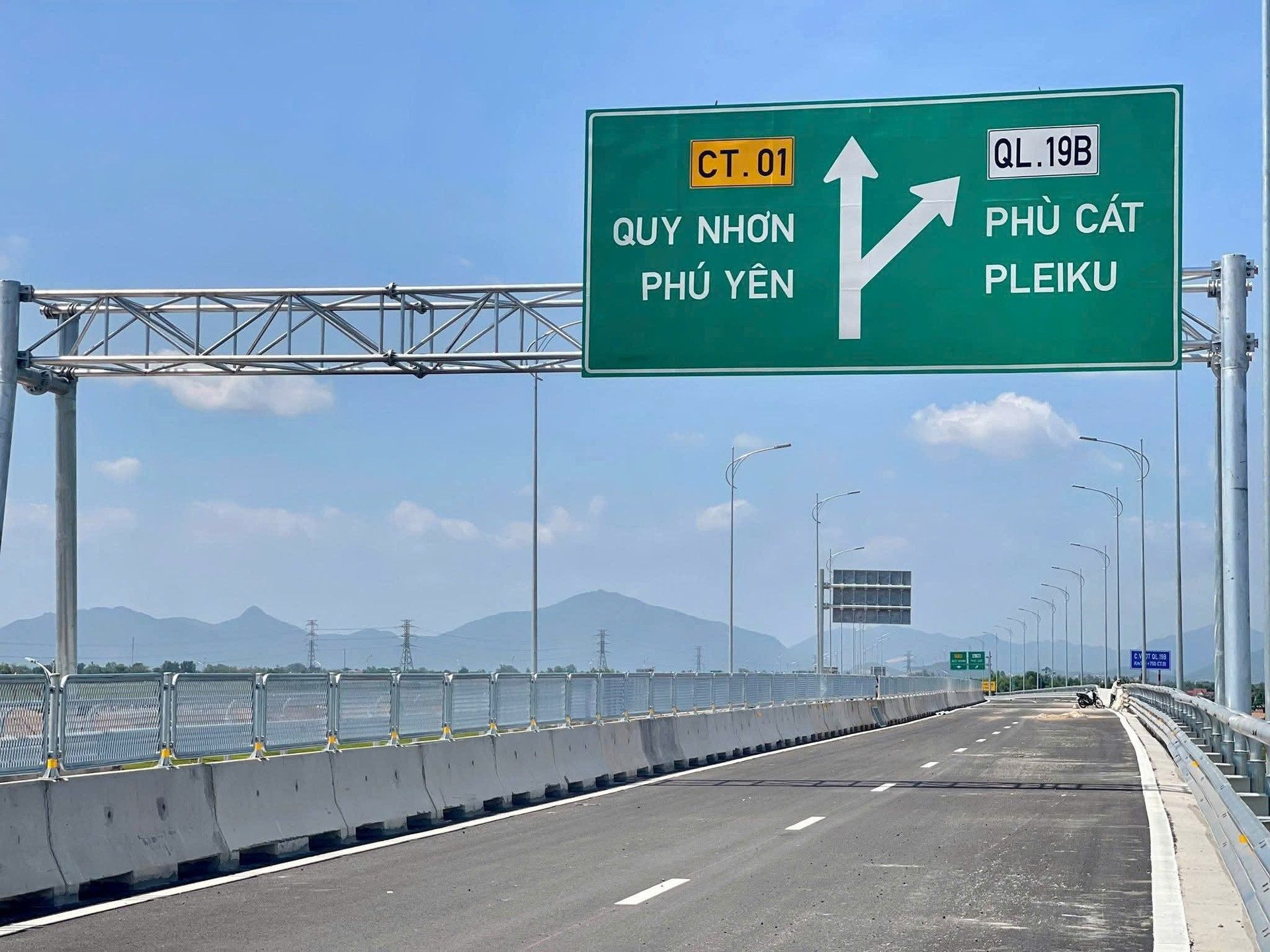 Sắp thông xe cao tốc 12.400 tỷ mà Tập đoàn Sơn Hải muốn cắm biển bảo hành 10 năm- Ảnh 2. Sắp thông xe cao tốc 12.400 tỷ mà Tập đoàn Sơn Hải muốn cắm biển bảo hành 10 năm- Ảnh 2.