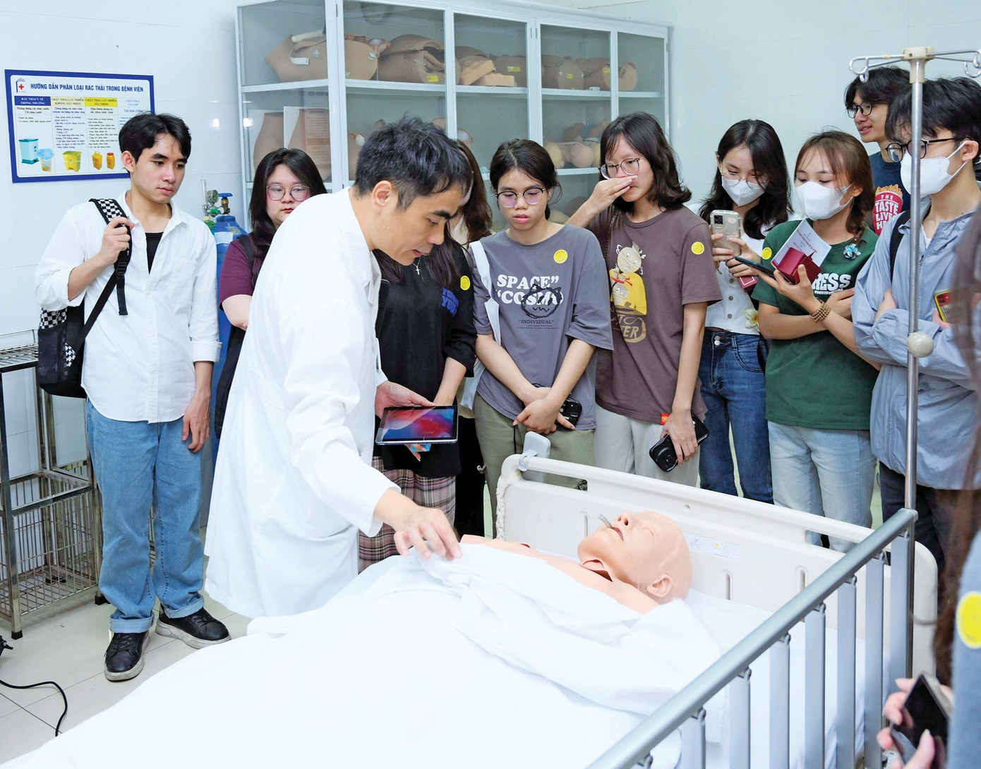 Học sinh phổ thông trải nghiệm một ngày làm sinh viên Trường ĐH Y Hà Nội. Ảnh: NGHIÊM HUÊ 2.jpg