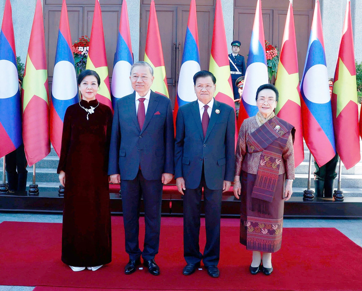 Tổng Bí thư Tô Lâm và Phu nhân cùng Tổng Bí thư, Chủ tịch nước Lào Thongloun Sisoulith và Phu nhân chụp ảnh chung tại lễ đón. Ảnh: TTXVN c80e3046-2186-4616-892c-572cd57f2e46.jpg