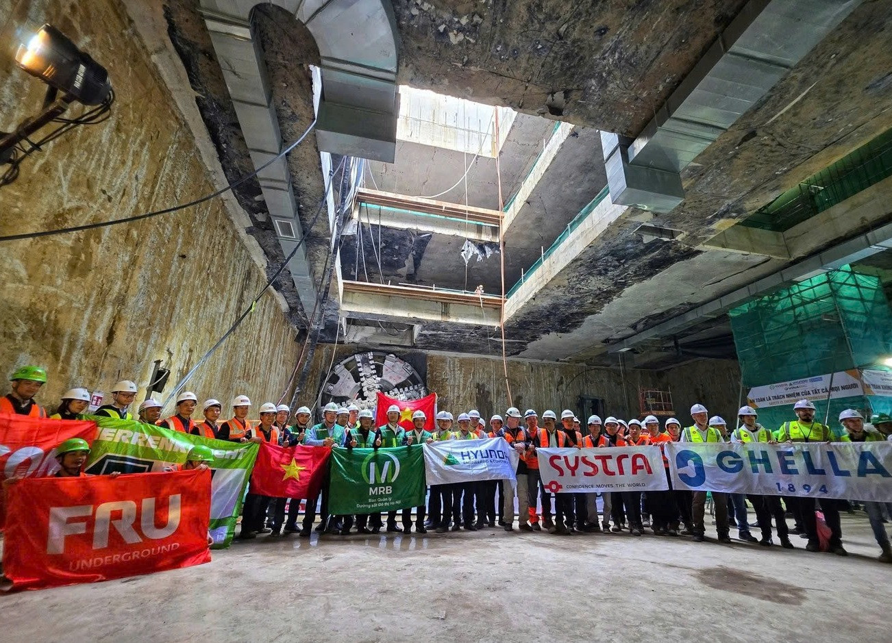 Ảnh lưu niệm sau khi robot TBM số 1 hoàn thành gần 4km ngầm. Nguồn ảnh: Báo Xây dựng Ảnh lưu niệm sau khi robot TBM số 1 hoàn thành gần 4km ngầm. Nguồn ảnh: Báo Xây dựng