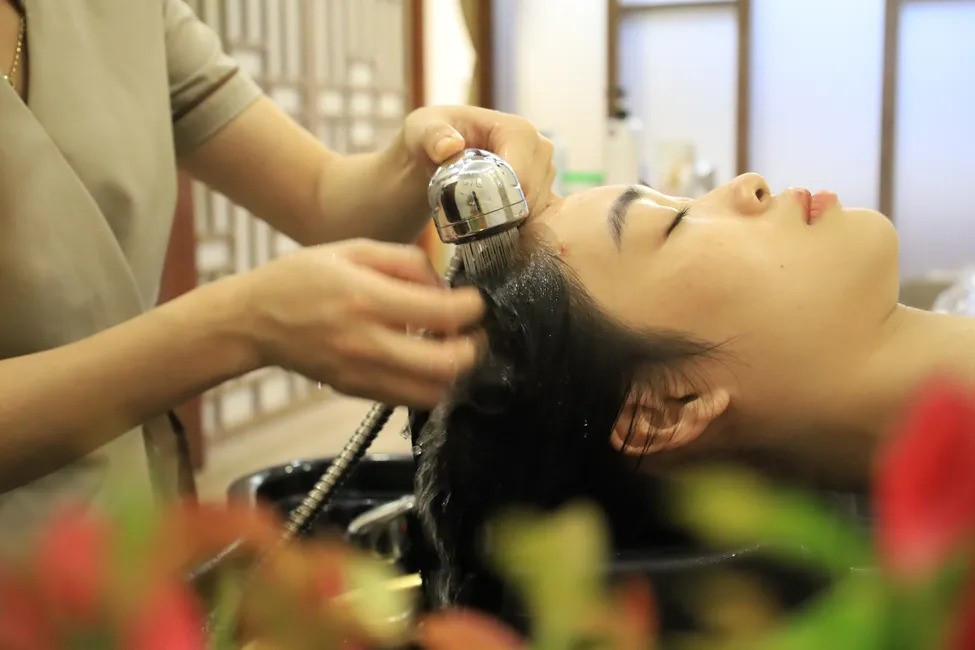 3 thời điểm không nên gội đầu - ảnh 1