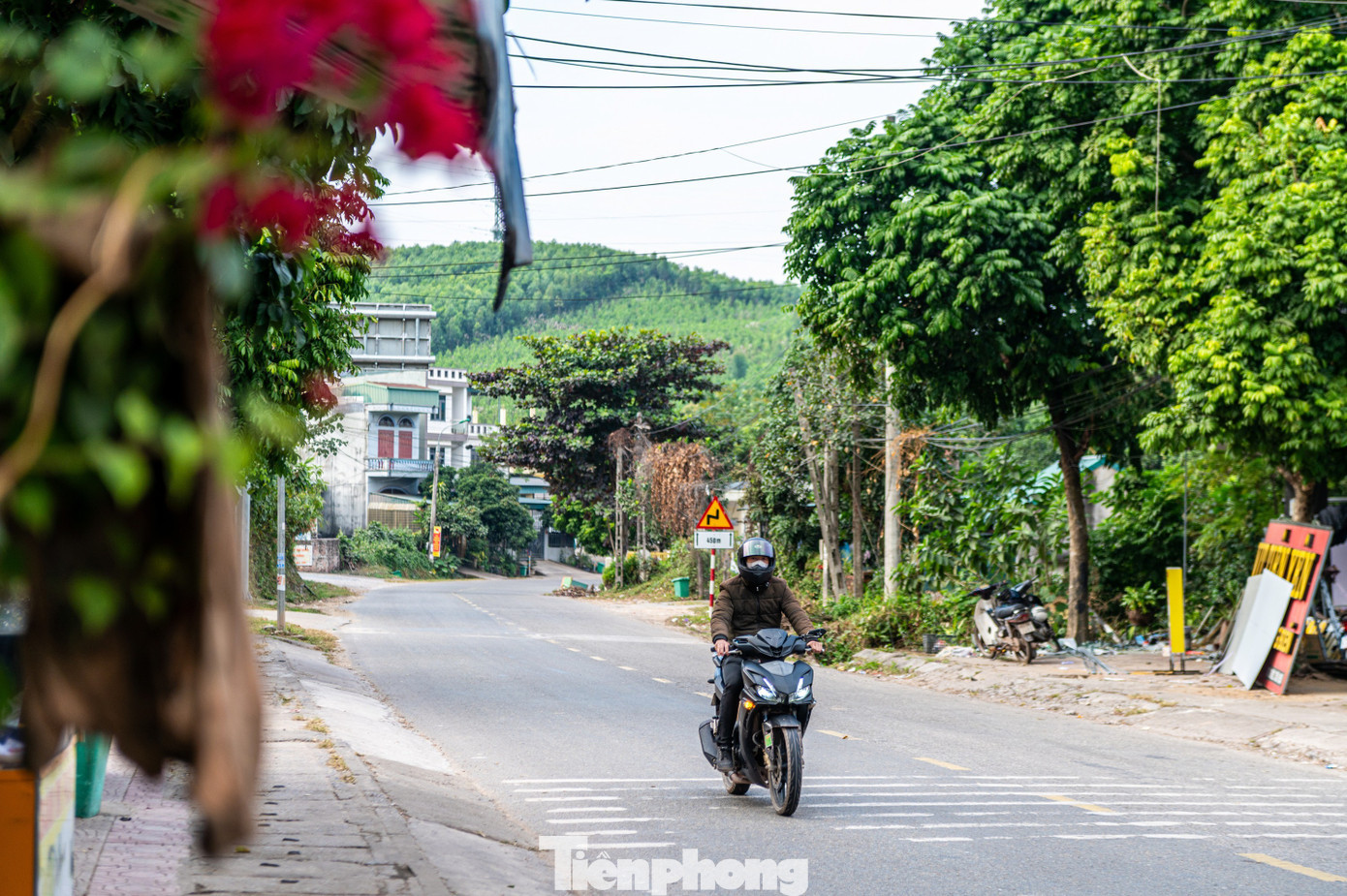 Tuyến đường được đầu tư từ những năm 2000 theo quy mô đường cấp IV miền núi, nền đường rộng 7,5m, mặt đường cấp phối đá dăm láng nhựa rộng 5,5m. tp-quocnam-z62-9068.jpg