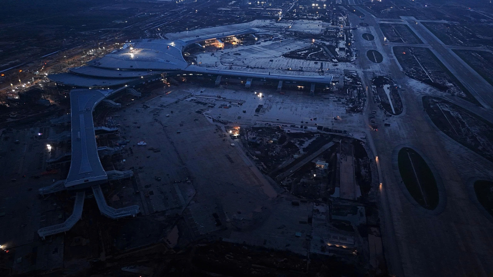 Đại công trường dự án sân bay quy mô tầm cỡ nhất Việt Nam, lọt TOP siêu sân bay thế giới chạy đua từng phút hướng tới giờ khắc lịch sử- Ảnh 6. Đại công trường dự án sân bay quy mô tầm cỡ nhất Việt Nam, lọt TOP siêu sân bay thế giới chạy đua từng phút hướng tới giờ khắc lịch sử- Ảnh 6.