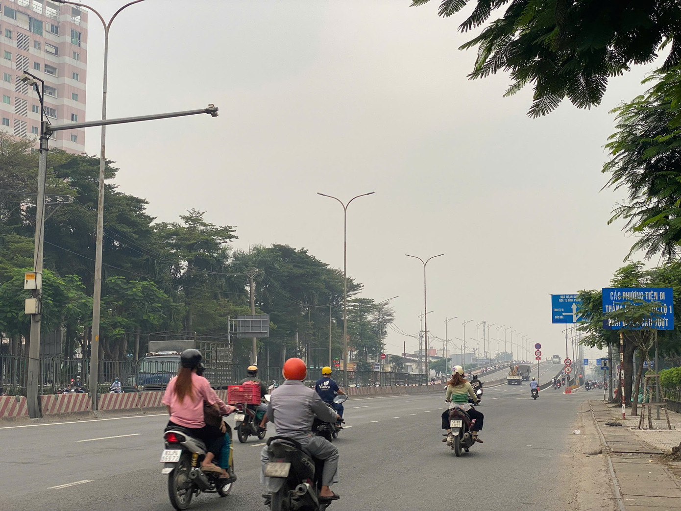 Bầu trời TPHCM mịt mù vào sáng 2/12. Ảnh: Khánh Phương 79fa4e2fa3682c367579.jpg